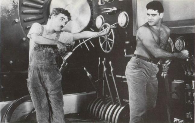Una de las escenas con Chaplin en plena cadena de montaje ya "tocado" por esos "Tiempos modernos"